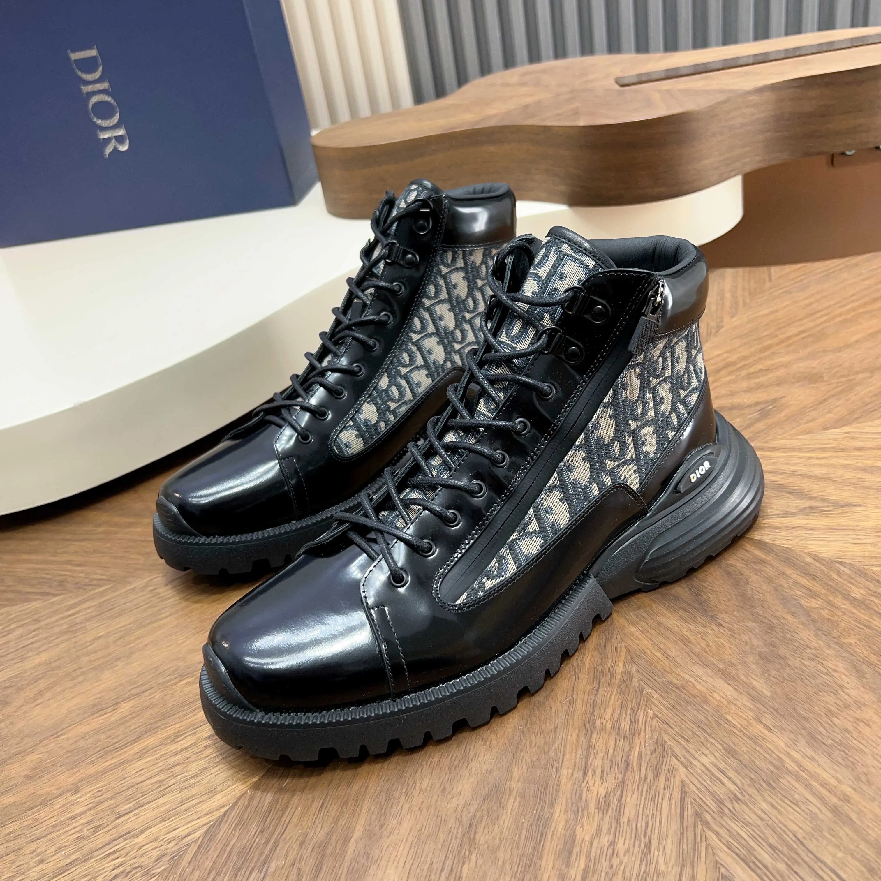 💰860 Dio* - Dior's autumn and winter luxury men's mid-top short boots, purely handmade, both inside and outside are imported first-layer cowhide, high-end quality and exquisite craftsmanship. Original TPU combination outsole. Wear a noble gentleman's taste. The best last type has been carefully debugged. 100% comfort. Size: 38-44 (38-45 can be customized)